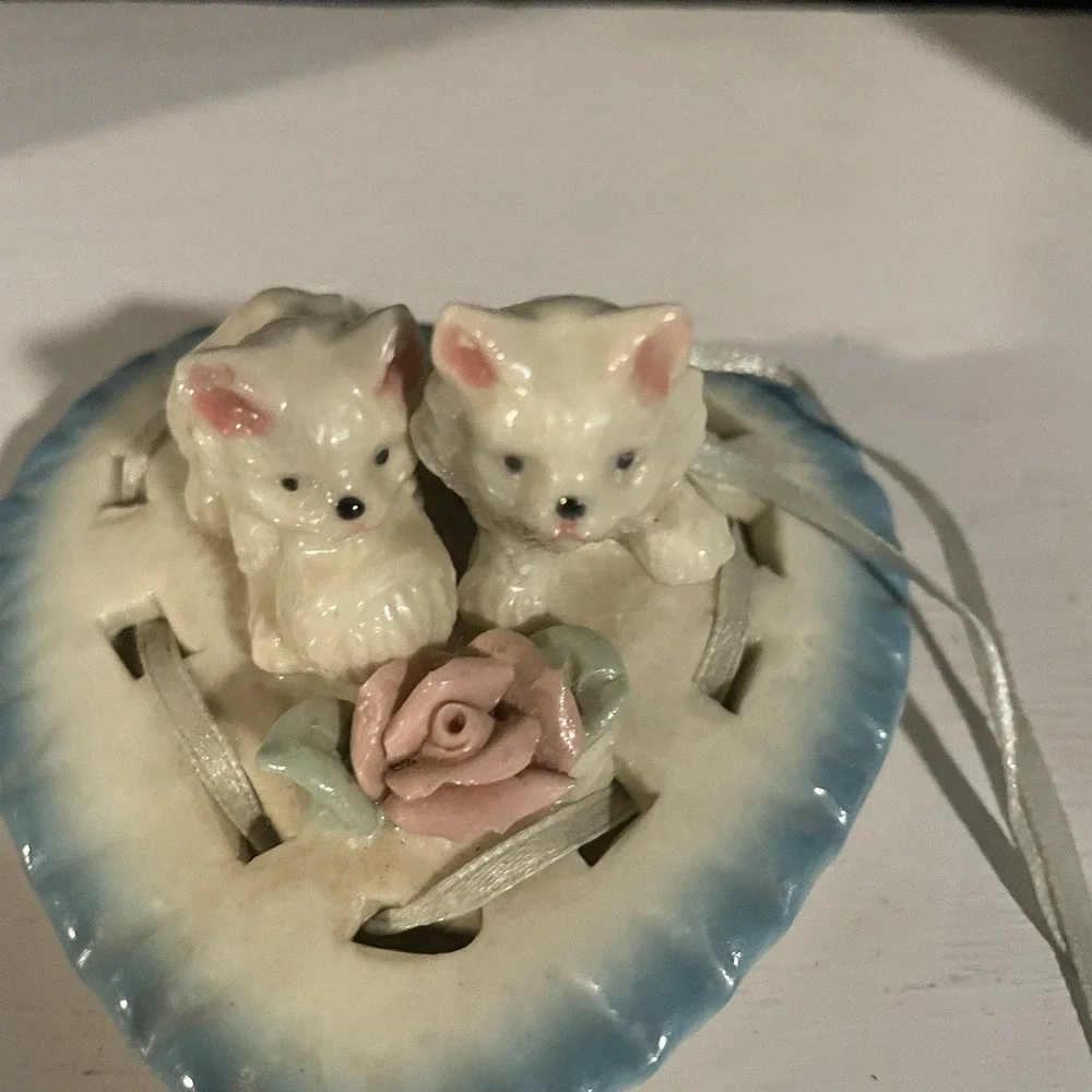 Vintage Heart Shaped Kitty Cats Playing with Yarn Ceramic Trinket Box Lid No Box